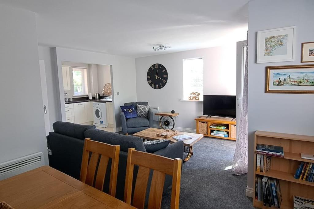 2 Bedroom In Upon Avon With Free Onsite Parking Apartamento